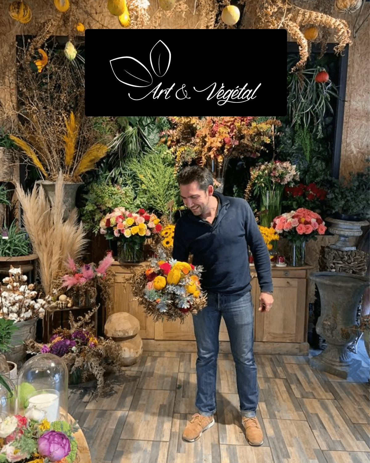 Homme souriant dans une boutique de fleurs, tenant un bouquet coloré; logo Art & Végétal sur fond noir.