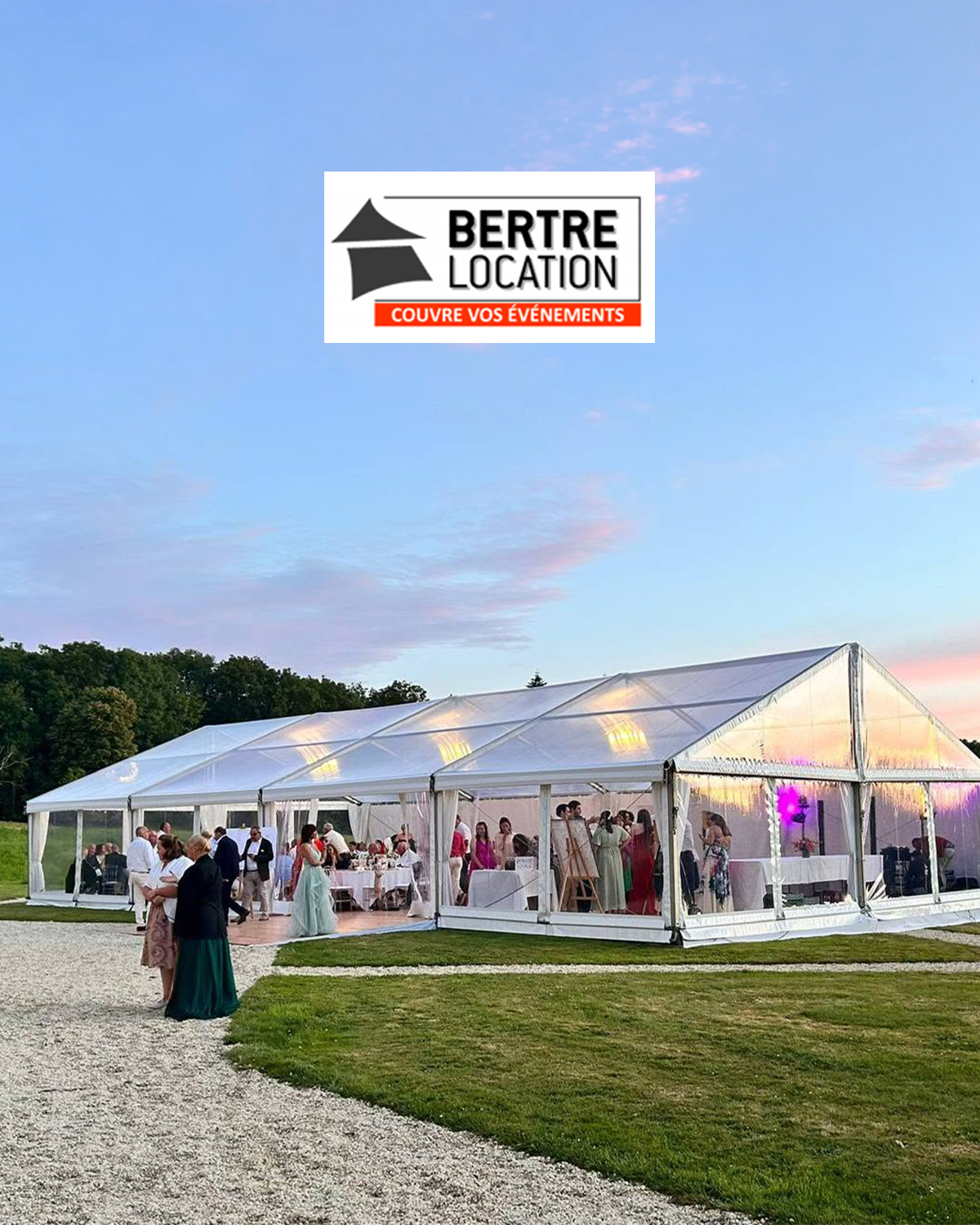 Logo Bertre Location en haut; grande tente transparente lors d'une réception en plein air, invités en tenue élégante.