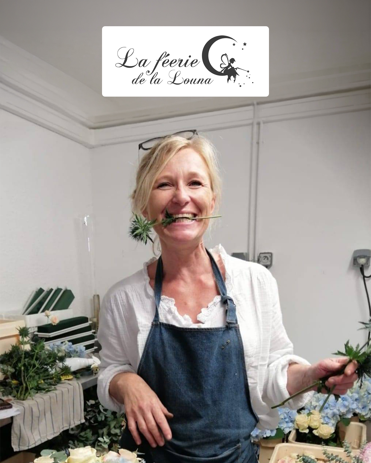 Floriste souriante dans son atelier floral, tenant des fleurs; logo La féerie de la Louna en haut.