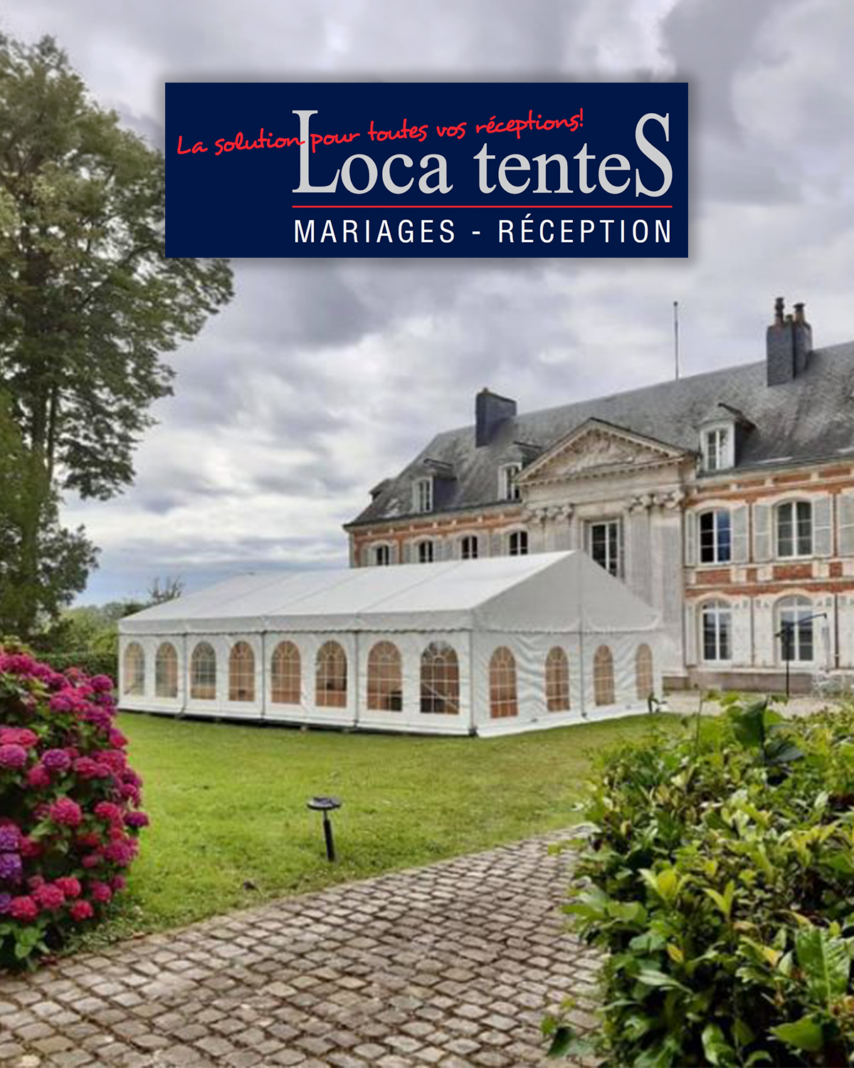 Manoir élégant avec grande tente blanche de réception dans le jardin; logo Loca tentes – Mariages et Réceptions.
