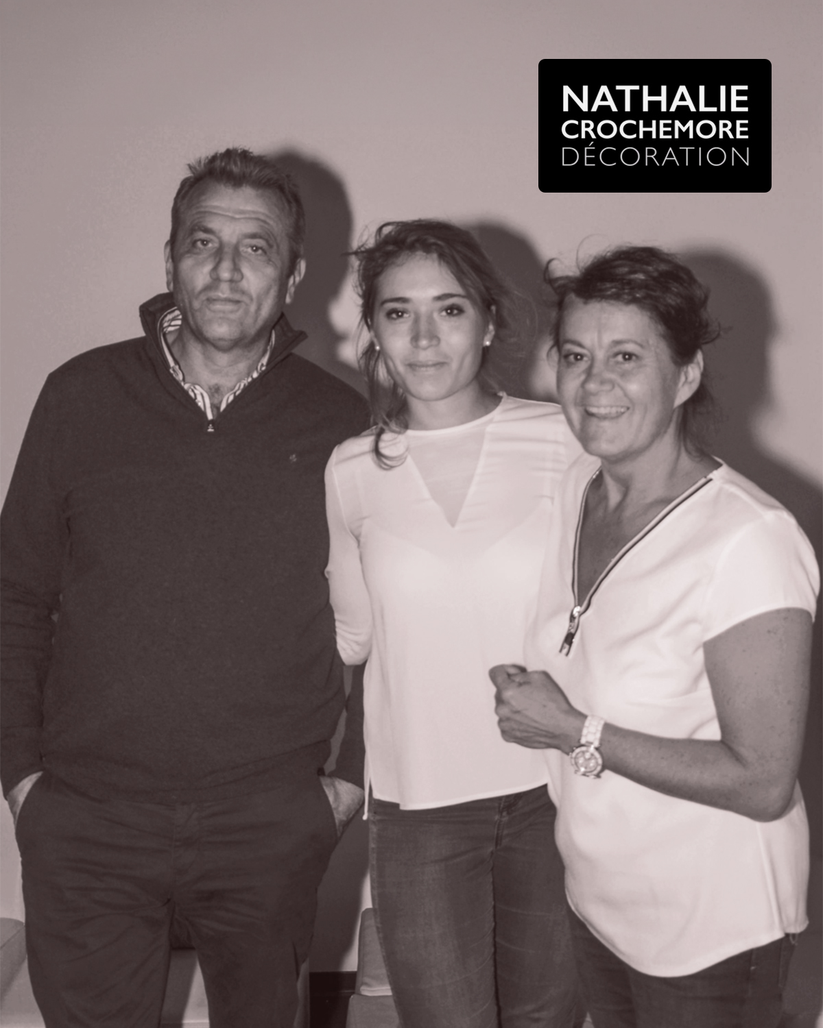 Trois personnes posent ensemble; logo Nathalie Crochemore Décoration en haut à droite.