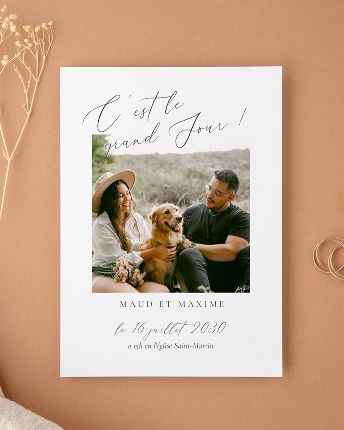 Carte d'invitation de mariage: photo d'un couple avec leur chien, Maud et Maxime, 16 juillet 2030.