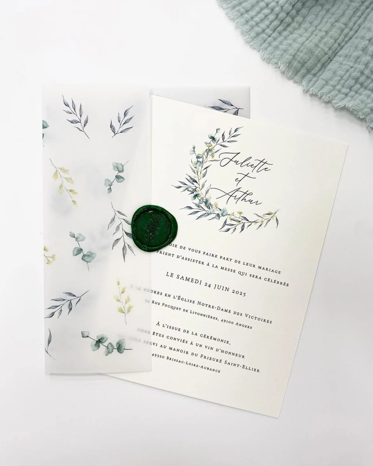 Invitation de mariage: carte avec couronne de feuilles et les noms Juliette et Arthur; sceau vert et enveloppe assortie.