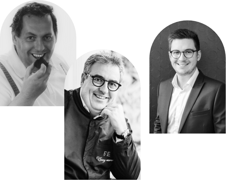 Trois hommes souriants en portraits noir et blanc, superposés en arches.