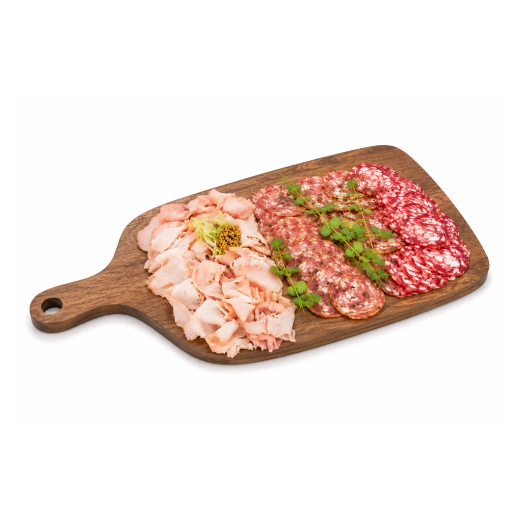 Planche en bois avec assortiment de charcuterie : jambon, mortadelle et salami, persil frais.