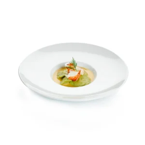 Plat gastronomique de homard sur purée verte et sauce orange, garniture d’aneth, servi sur une grande assiette blanche.