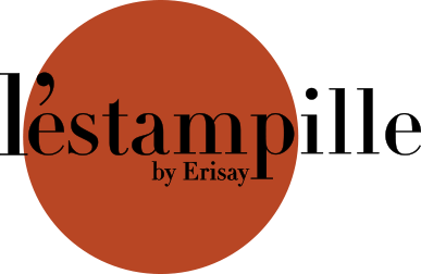 Logo l’estampille par Erisay: texte noir sur grand cercle orange.